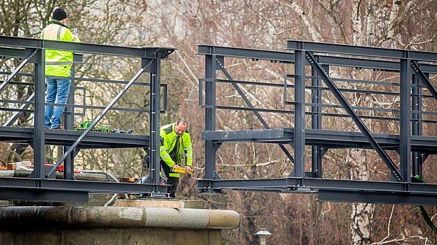 Společnost Metrostav dokončila instalaci nové lávky nad Jiráskovým jezem v Českých Budějovicích.