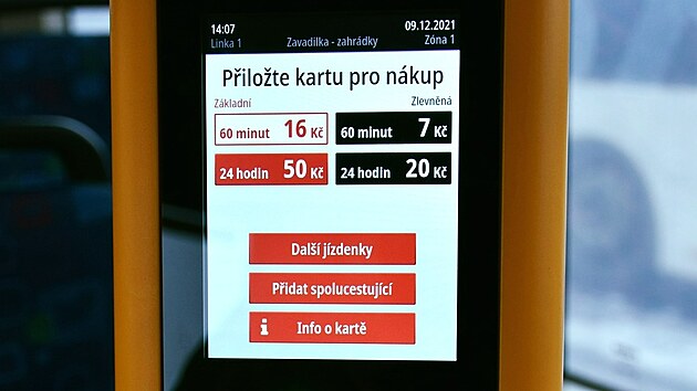 Nové odbavovací zařízení ve voze českobudějovické MHD.