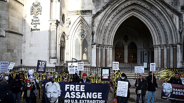 Ped soudem v Londn, kter rozhoduje o vydn Assange, demonstruj destky lid