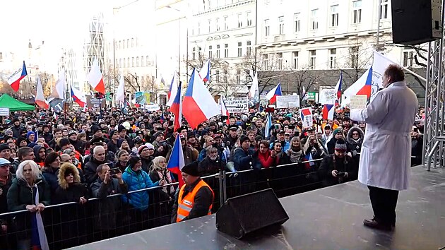 Odpůrci povinného očkování demonstrují na Václavském náměstí v centru Prahy