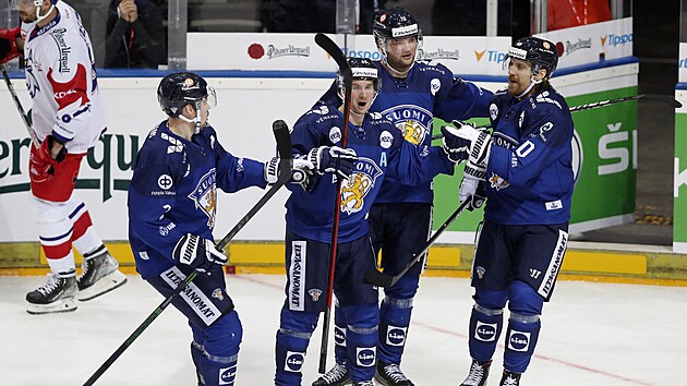 Fin Sakari Manninen (uprostřed) slaví se spoluhráči gól v duelu s Českem.