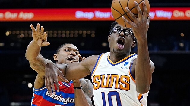 Jalen Smith (10) z Phoenix Suns zakonuje na ko Washington Wizards, petlait ho se sna Bradley Beal (3).