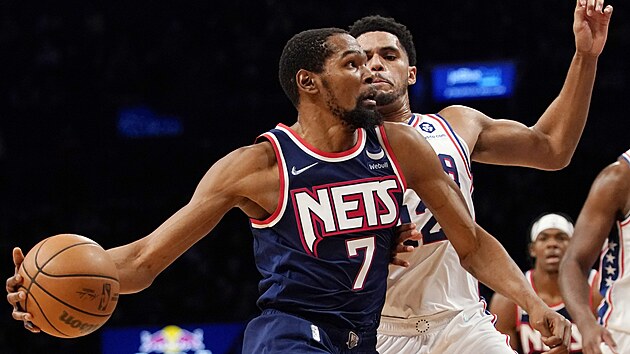 Kevin Durant (7) z Brooklyn Nets to v zpase s Philadelphia 76ers, brn ho Tobias Harris (12).
