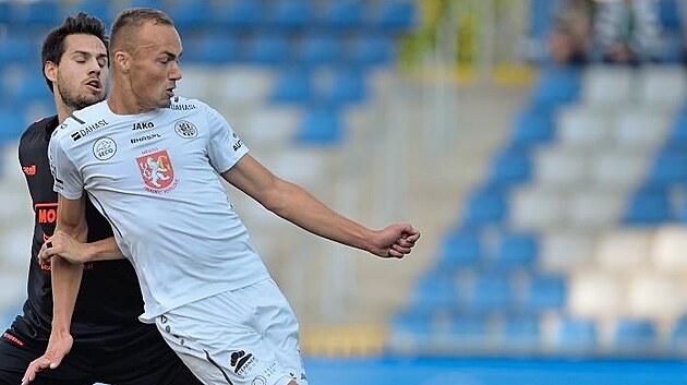 Pavel Dvořák v bílém královéhradeckém dresu během utkání s Jabloncem