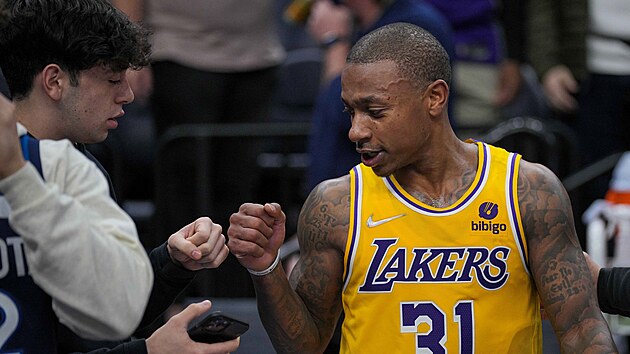 Isaiah Thomas (31) z Los Angeles Lakers se zdrav s fanoukem.
