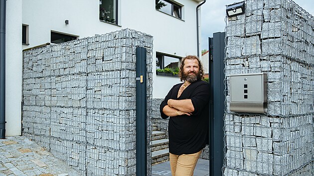 Dům je na první pohled plný štěstí a pohody, sám Josef si pochvaluje, jak skvěle se manželům bydlí.