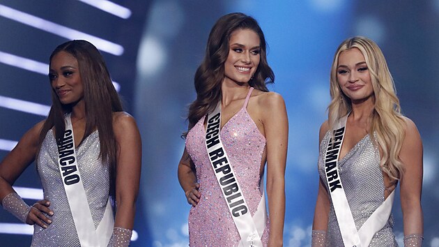 Miss Curacao Shariengela Cijntje, esk Miss Universe Karolna Kokeov a Miss Dnsko Sara Langtvedov na Miss Universe 2021 (Ejlat, 10. prosince 2021)