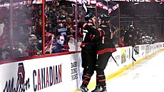 Hokejisté Ottawy Brad Tkachuk (vlevo) a Josh Norris oslavují gól.