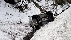 U Pece pod Snkou havarovalo osobní auto. (18. prosince 2021)