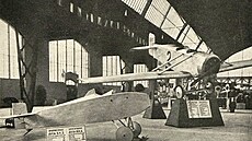 Nedokonená avietka Avia B.H.2 (vpedu) a sportovní letoun Avia B.H.1 praské...