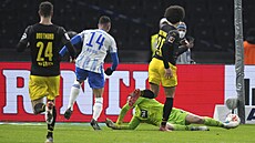 Ishak Belfodil zapisuje třetí gól pro Hertu v zápase proti Borussii Dortmuns Ishak Belfodil zapisuje třetí gól pro Hertu v zápase proti Borussii Dortmuns