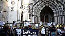 Ped soudem v Londýn, který rozhoduje o vydání Assange, demonstrují desítky...