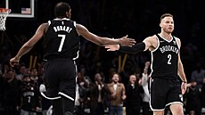 Kevin Durant a Blake Griffin oslavují trefu Brooklyn Nets.
