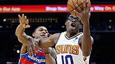 Jalen Smith (10) z Phoenix Suns zakonuje na ko Washington Wizards, petlait...