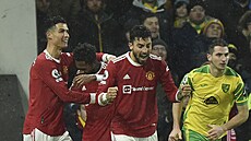 Fotbalisté Manchesteru United se v utkání s Norwichem radují z gólu, který...