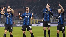 Fotbalisté Interu Milán se radují z vítězství a skoku na první příčku italské... Fotbalisté Interu Milán se radují z vítězství a skoku na první příčku italské...