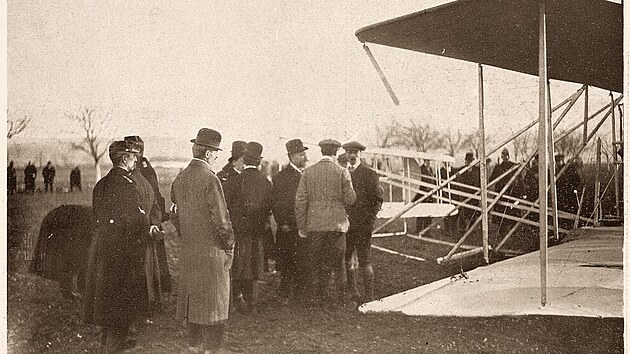 V dob, kdy etina znala slovo letoun pouze v ivotn form, byl sporadicky letounem nazvn i pilot. Zde vidme francouzskho letouna (pilota) Louise Gauberta u pokozenho aeroplanu (letounu).    (Obrzek z asopisu Svtozor, rok 1910)