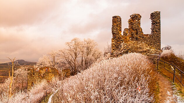 Andlsk Hora. Vydejte se prozkoumat
jeho dominantu  rozlehlou romantickou
zceninu stejnojmennho gotickho hradu.