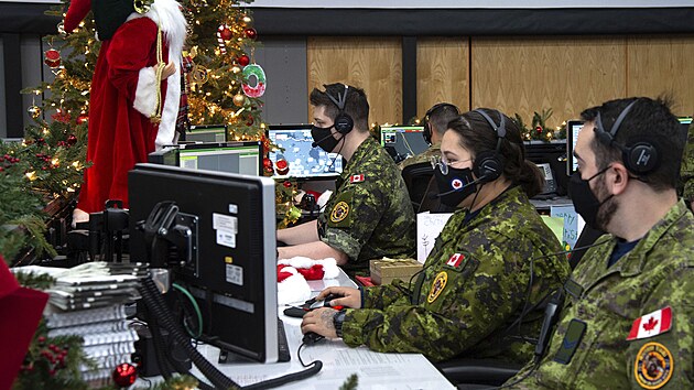 Vedení protivzdušné obrany (NORAD) sleduje, kudy cestuje Santa Claus s dárky.. Děti mohou na NORAD zavolat a zjistit, kde se právě nachází. (9. prosince 2021)