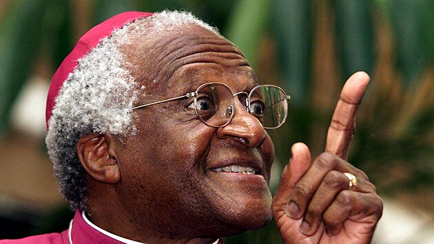 Jihoafrick emeritn arcibiskup, bojovnk proti rasistickmu reimu apartheidu a nositel Nobelovy ceny za mr Desmond Tutu. (16. bezna 2001)