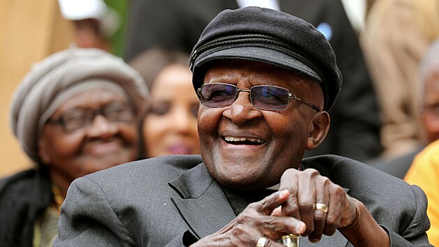 Jihoafrick emeritn arcibiskup, bojovnk proti rasistickmu reimu apartheidu a nositel Nobelovy ceny za mr Desmond Tutu. (7. jna 2017)