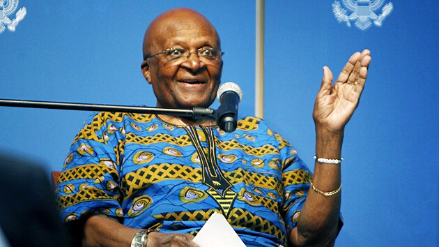 Jihoafrick emeritn arcibiskup, bojovnk proti rasistickmu reimu apartheidu a nositel Nobelovy ceny za mr Desmond Tutu. (27. nora 2013)
