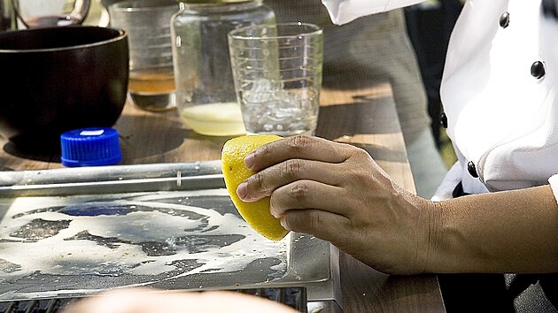 Citronov va skvle vyist neistoty v kuchyni, a mastnotu nebo teba skvrny od ovoce. Pout lze i vymakan citron, kter by jinak neml dal vyuit.