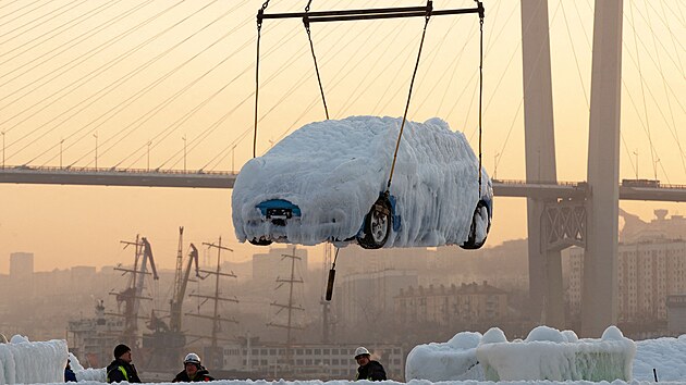 Do ruskho Vladivostoku dovezli lod z Japonska automobily zcela pokryt ledem. (29. prosince 2021)