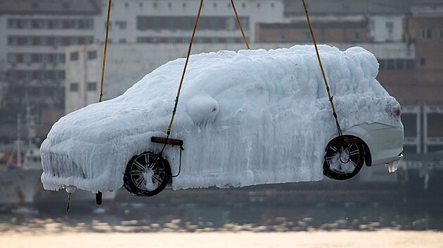 Do ruskho Vladivostoku dovezli lod z Japonska automobily zcela pokryt ledem. (29. prosince 2021)