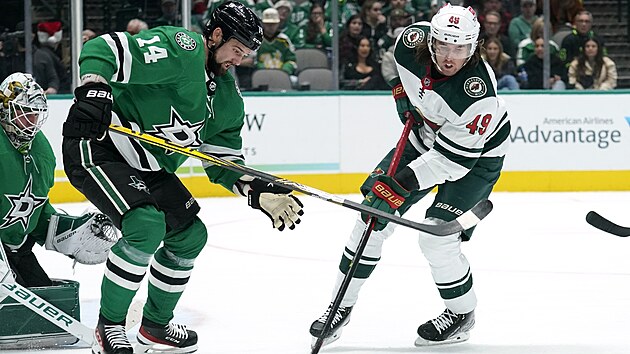O puk bojují Victor Rask (vlevo) z Dallasu a Jamie Benn z Minnesoty.