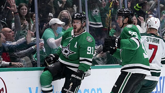Tyler Seguin z Dallasu se raduje z gólu v duelu s Minnesotou.