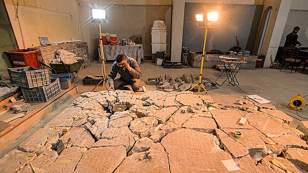 V mosulskm muzeu, jeho sbrku zniili bojovnci Islmskho sttu, se sna zrekonstruovat, co z pamtek zbylo. Iran s podporou francouzskch restaurtorskch pracovnk td lomky i 2 500 let starch artefakt. (14. prosince 2021)