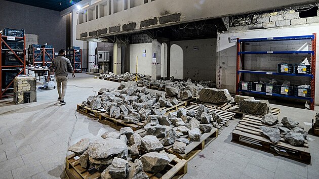 V mosulskm muzeu, jeho sbrku zniili bojovnci Islmskho sttu, se sna zrekonstruovat, co z pamtek zbylo. Iran s podporou francouzskch restaurtorskch pracovnk td lomky i 2 500 let starch artefakt. (14. prosince 2021)