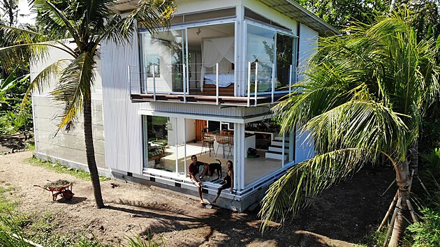 Nov domov si postavila Lucie Chmelov a Tanguy Yu na ostrov Bali.