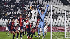 Matthijs de Ligt z Juventusu posílá hlavou míč před branku Cagliari. Matthijs de Ligt z Juventusu posílá hlavou míč před branku Cagliari.