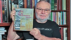 Vladimír Prokop, učitel sokolovského gymnázia, se svojí novou knihou Gymnázium... Vladimír Prokop, učitel sokolovského gymnázia, se svojí novou knihou Gymnázium...