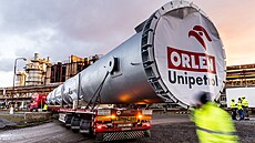 Do chemického areálu v Litvínově přivezl konvoj obří destilační kolonu.... | na serveru Lidovky.cz | aktuální zprávy