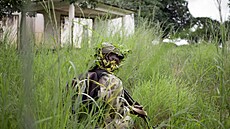 Vojáci stedoafrických ozbrojených sil trénují pod dohledem instruktor z...