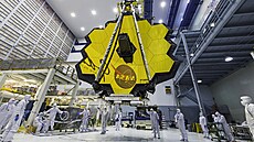 Technici zvedají zrcadlo vesmírného teleskopu Jamese Webba pomocí jeřábu v... Technici zvedají zrcadlo vesmírného teleskopu Jamese Webba pomocí jeřábu v...