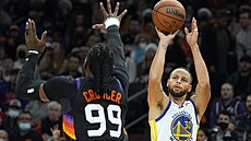 Stephen Curry z Golden State střílí v utkání proti Phoenixu, blokuje ho Jae... Stephen Curry z Golden State střílí v utkání proti Phoenixu, blokuje ho Jae...