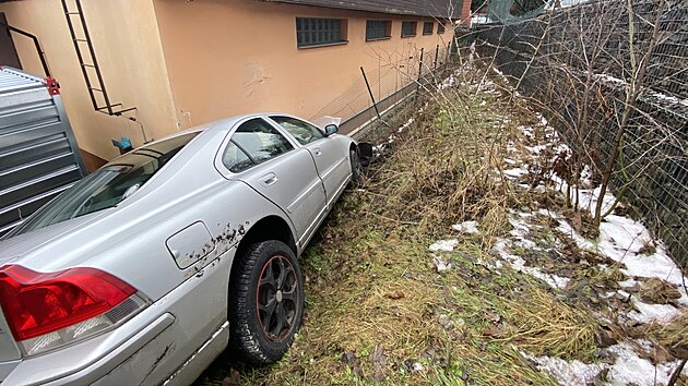V Jablonci se zřítilo auto z dvoumetrového svahu.