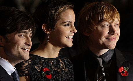 Daniel Radcliffe, Emma Watsonová a Rupert Grint, kteí záili na premiée filmu Harry Potter a Relikvie smrti - ást 1 (Londýn, 11. listopadu 2010), mají ped sebou poslední ervený koberec.