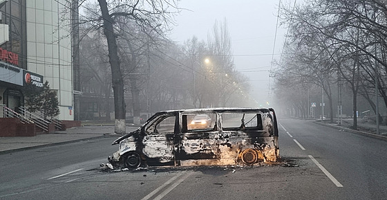 Následky nepokoj ve mst Almaty, demonstrovalo se po celém Kazachstánu. (6....