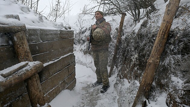 Vojk ukrajinsk armdy v zkopech v Luhansk oblasti (3. ledna 2022)