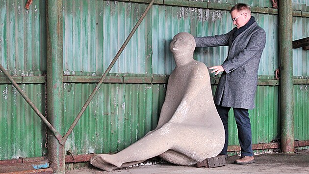 Chodovsk historik Milo Blohlvek ukzal sochu
Radost autora Antonna Kuchae z roku 1966, kter je u dlouh roky uskladnna v arelu chodovskch technickch slueb.