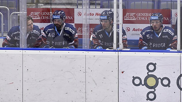 Utkání 39. kola hokejové extraligy: HC Vítkovice Ridera - HC Sparta Praha. Trestná lavice Vítkovic těsně před koncem utkání. Zleva Samuel Bitten z Vítkovic, Petr Gewiese z Vítkovic, Marek Kalus z Vítkovic a Karel Plášil z Vítkovic