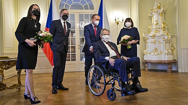Prezident Milo Zeman s manelkou Ivanou pivtali na tradinm novoronm obd premira Petra Fialu s jeho manelkou Janou.
