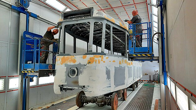 Pracovnci stednch dlem brnnskho dopravnho podniku tramvaj 4MT renovuj pro modern provoz i fungovn kavrny.