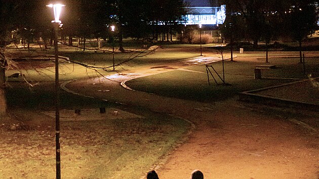 V plzeňských Chvojkových lomech je nové chytré veřejné osvětlení. V klidu svítí tlumeným světlem a naplno se rozsvítí, až když se k lampě přiblíží chodec. (5. 1. 2022)