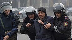 Policie v kazaském mst Almaty odvádí zadreného demonstranta. (6. ledna 2022)